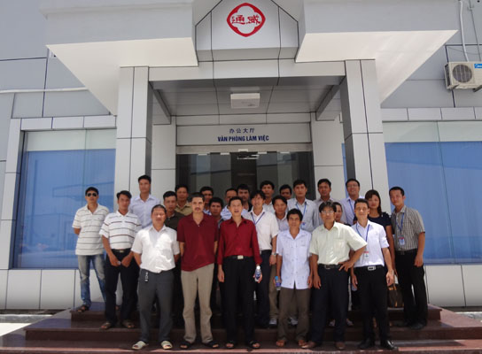 来访客户与海阳韦德网站官方入口员工合影