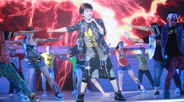 著名歌手大张伟演唱《斗争》、《什么都不必说》