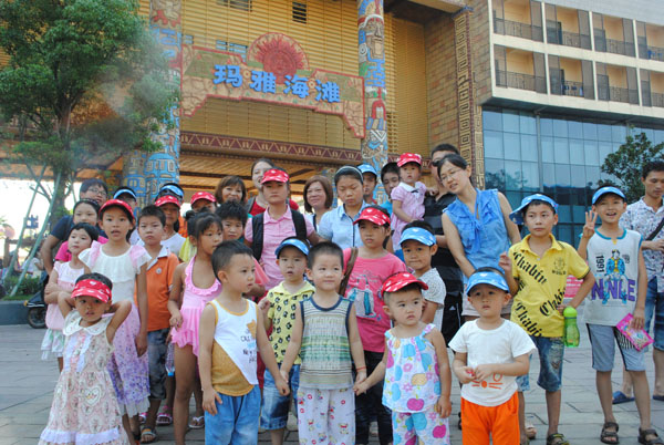 武汉玛雅海滩“小韦德网站官方入口们”合影