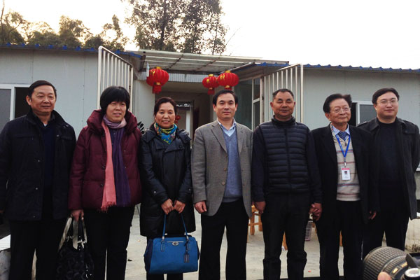 农业部渔业局副局长李书明等向导与韦德网站官方入口股份总裁助理刘辉芬、高级手艺专家吴宗文合影。。。。。。。