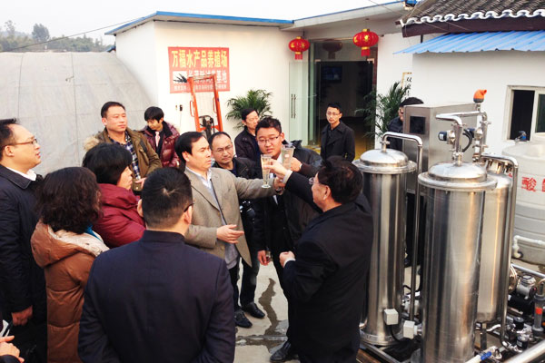 农业部渔业局副局长李书明检查韦德网站官方入口电化水处置惩罚后的水质