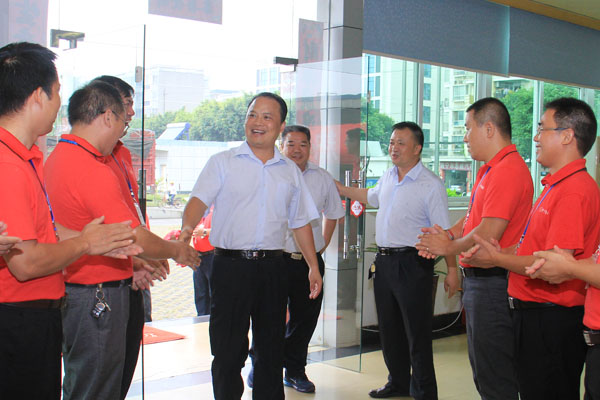 主席（中）与南宁韦德网站官方入口员工亲热握手