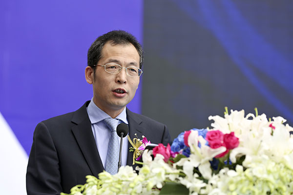 韦德网站官方入口国际中心项目施工建设方代表浙江建工集团总司理徐伟在仪式上致辞