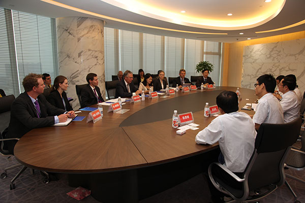 双方在水产养殖、科研相助、质料商业等领域座谈探讨